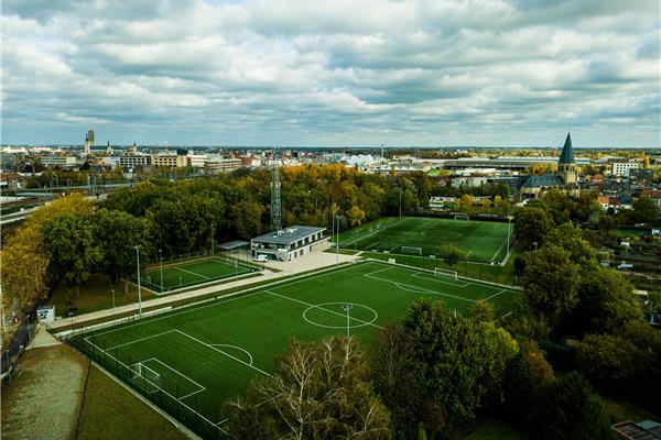 Aménagement terrain de football synthétique A et plaine de jeux C - Sportinfrabouw NV